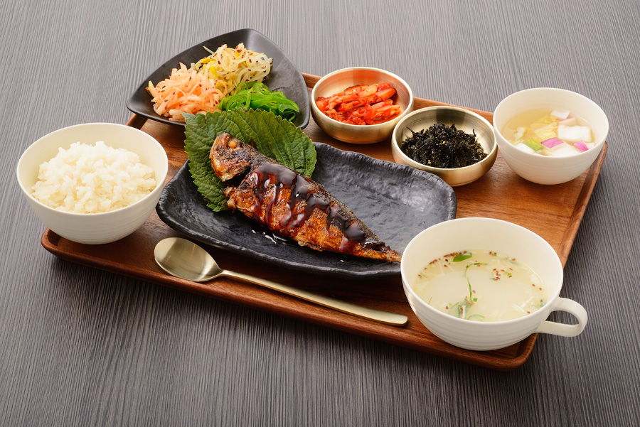 メインが選べる韓国定食 - 今日のお魚：韓国鯖焼き写真